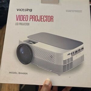 VicTsing Silver and White LED Video Projector